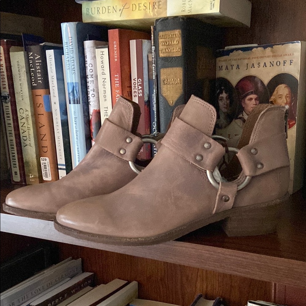 NWOB Frye Ray Harness Back Zip Boot Women's Size 6